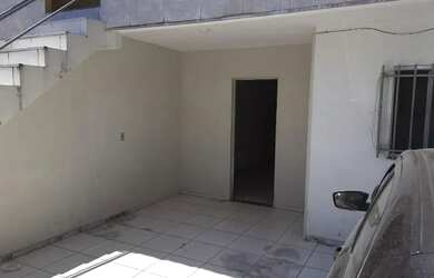 Imagem: A casa possui 3 Dormitórios, 1 Banheiro, 1 Vaga na garagem