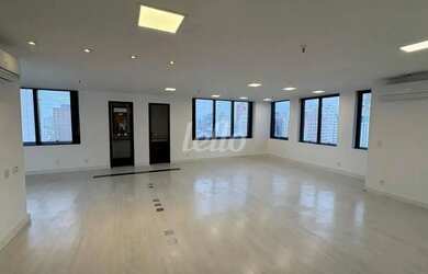 Imagem: O depósito possui 2 Vagas na garagem e 90m² de Área e está