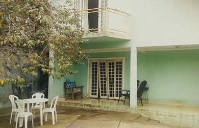 Imagem: A casa possui 3 Dormitórios, 2 Banheiros, 2 Vagas na garagem