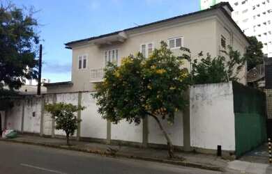 Imagem: A casa possui 4 Dormitórios, 2 Banheiros, 500m² de Área e