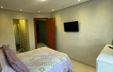 Imagem: A casa possui 3 Dormitórios, 3 Banheiros, 2 Vagas na garagem