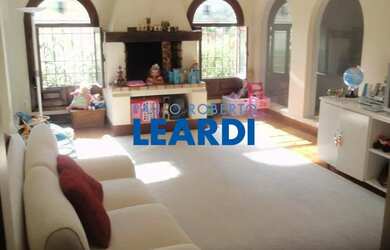 Imagem: A casa possui 4 Dormitórios, 5 Banheiros, 5 Vagas na garagem