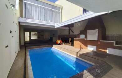 Imagem: A casa possui 4 Dormitórios, 4 Banheiros, 3 Vagas na garagem