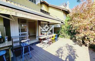 Imagem: A casa possui 4 Dormitórios, 5 Banheiros, 2 Vagas na garagem