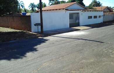 Imagem: A casa possui 3 Dormitórios, 1 Banheiro, 2 Vagas na garagem