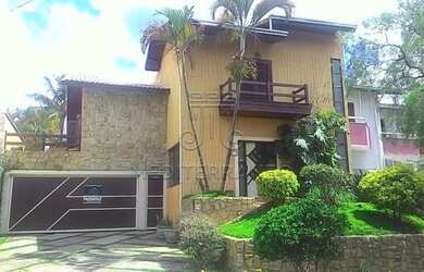 Imagem: A casa em condomínio possui 5 Dormitórios, 3 Banheiros, 4