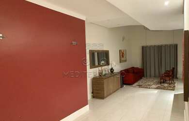 Imagem: A casa possui 3 Dormitórios, 3 Banheiros, 4 Vagas na garagem