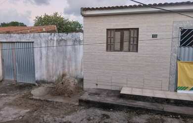 Imagem: A casa possui 2 Dormitórios, 2 Banheiros, 2 Vagas na garagem