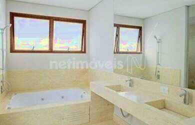 Imagem: A casa possui 4 Dormitórios, 5 Banheiros, 5 Vagas na garagem