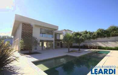 Imagem: A casa em condomínio possui 5 Dormitórios, 5 Banheiros, 5