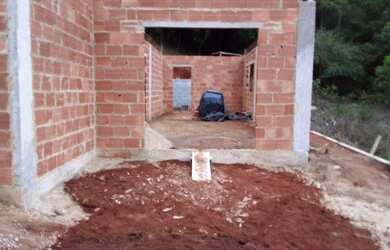 Imagem: A casa possui 3 Dormitórios, 2 Banheiros, 2 Vagas na garagem