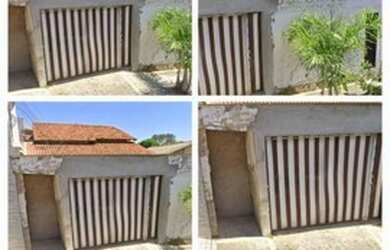 Imagem: A casa possui 3 Dormitórios, 1 Banheiro, 2 Vagas na garagem