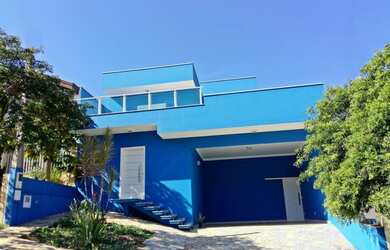 Imagem: A casa em condomínio possui 3 Dormitórios, 1 Banheiro, 2 Vagas