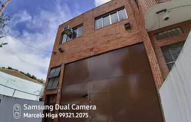 Imagem: O depósito possui 5 Vagas na garagem e 300m² de Área e está