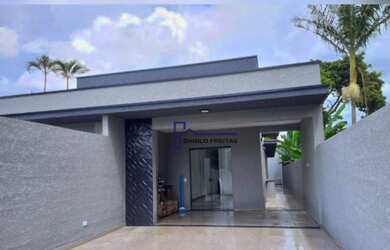 Imagem: A casa possui 3 Dormitórios, 2 Banheiros, 5 Vagas na garagem