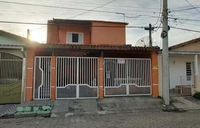 Imagem: A casa possui 4 Dormitórios, 3 Banheiros, 1 Vaga na garagem