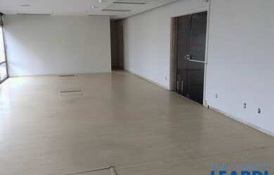 Imagem: O depósito para alugar possui 4 Vagas na garagem e 217m² de