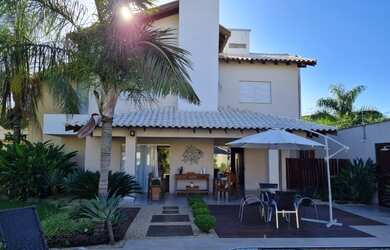 Imagem: A casa possui 4 Dormitórios, 4 Banheiros e 1000m² de Área