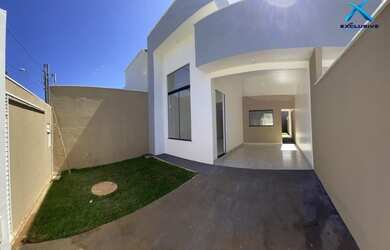 Imagem: A casa possui 3 Dormitórios, 2 Banheiros, 2 Vagas na garagem