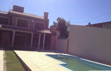 Imagem: A casa e possui 4 Dormitórios, Suítes, 2 Banheiros, 4 Vagas