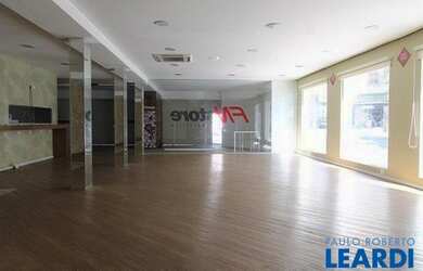 Imagem: O depósito possui 3 Vagas na garagem, 240m² de Área e está