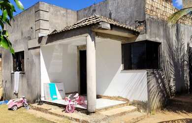 Imagem: A casa possui 3 Dormitórios, 2 Banheiros, 2 Vagas na garagem