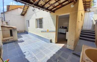 Imagem: A casa possui 3 Dormitórios, 3 Banheiros, 2 Vagas na garagem