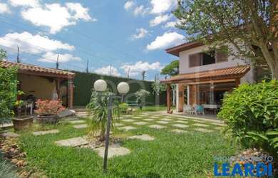 Imagem: A casa em condomínio possui 4 Dormitórios, 5 Banheiros, 4