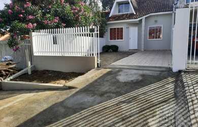 Imagem: A casa possui 3 Dormitórios, 1 Banheiro, 3 Vagas na garagem