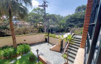 Imagem: A casa possui 4 Dormitórios, 5 Banheiros, 4 Vagas na garagem