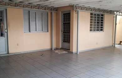 Imagem: A casa possui 3 Dormitórios, 2 Banheiros, 3 Vagas na garagem