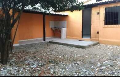 Imagem: A casa possui 3 Dormitórios, 1 Banheiro, 2 Vagas na garagem