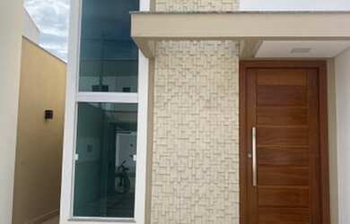 Imagem: A casa possui 3 Dormitórios, 2 Banheiros, 2 Vagas na garagem