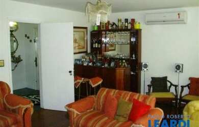 Imagem: O depósito possui 5 Vagas na garagem, 300m² de Área e está