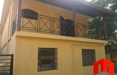 Imagem: A casa possui 2 Dormitórios, 1 Banheiro, 2 Vagas na garagem