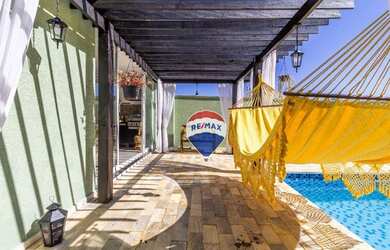 Imagem: A casa possui 3 Dormitórios, 5 Banheiros, 4 Vagas na garagem