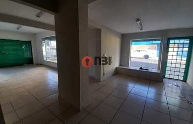 Imagem: O depósito possui 3 Vagas na garagem, 170m² de Área e está