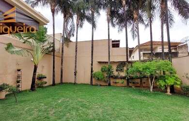 Imagem: A casa possui 4 Dormitórios, 3 Banheiros, 3 Vagas na garagem