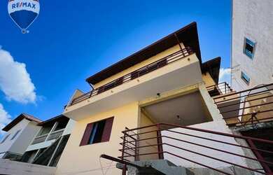 Imagem: A casa possui 3 Dormitórios, 2 Banheiros, 2 Vagas na garagem