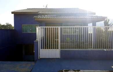 Imagem: A casa possui 2 Dormitórios, 3 Banheiros, 4 Vagas na garagem