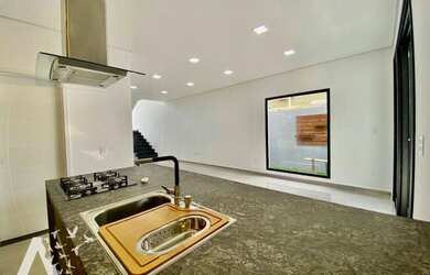 Imagem: A casa em condomínio possui 4 Dormitórios, 5 Banheiros, 4