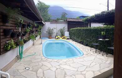 Imagem: A casa possui 4 Dormitórios, 3 Banheiros, 3 Vagas na garagem