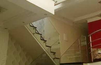 Imagem: A casa possui 4 Dormitórios, 5 Banheiros, 200m² de Área e