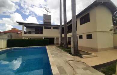 Imagem: A casa possui 4 Dormitórios, 5 Banheiros, 5 Vagas na garagem