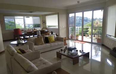 Imagem: A casa possui 4 Dormitórios, 5 Banheiros, 4 Vagas na garagem