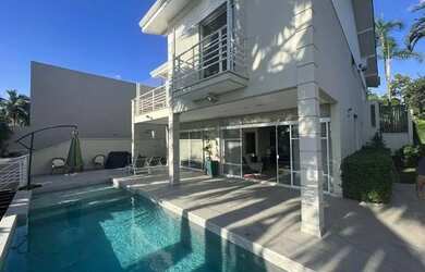 Imagem: A casa em condomínio possui 3 Dormitórios, 4 Banheiros, 400m²