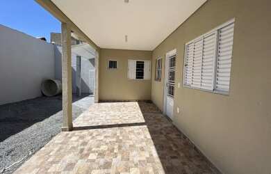 Imagem: A casa possui 3 Dormitórios, 2 Banheiros, 2 Vagas na garagem