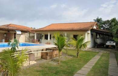 Imagem: A casa possui 3 Dormitórios, 2 Banheiros, 5 Vagas na garagem