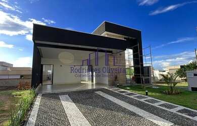 Imagem: A casa possui 4 Dormitórios, 5 Banheiros, 4 Vagas na garagem