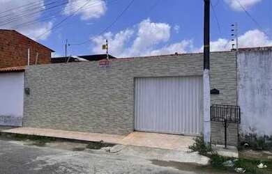 Imagem: A casa possui 2 Dormitórios, 2 Banheiros, 2 Vagas na garagem